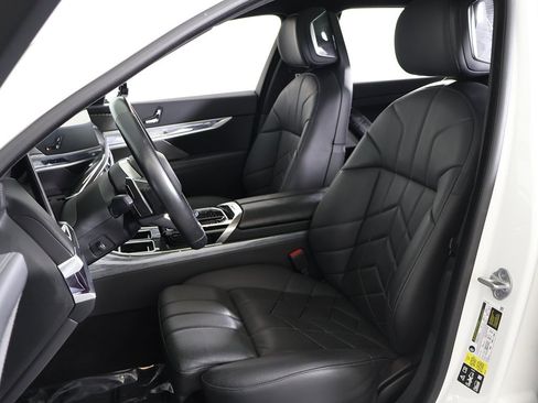 Used 2023 BMW 760i xDrive w/ Parking Assistance Package image 32