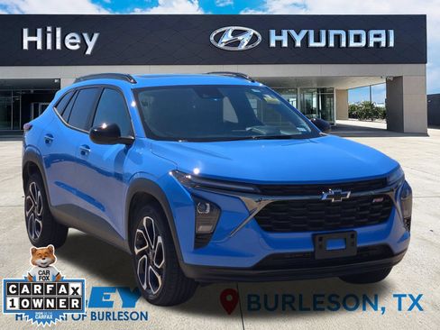 Used 2024 Chevrolet Trax RS w/ Sunroof Package FWD image 2
