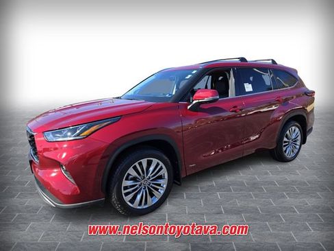 New 2026 Toyota Highlander Platinum image 3