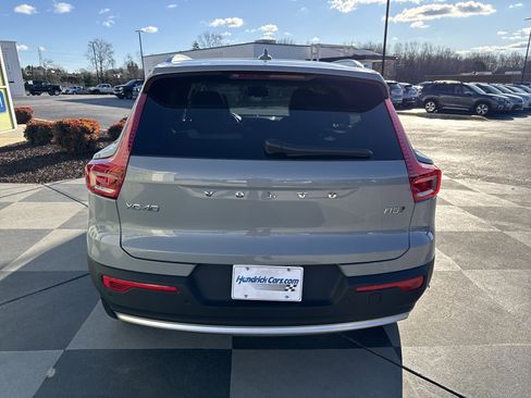 Used 2025 Volvo XC40 B5 Core image 9