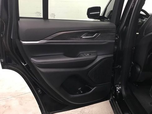 Used 2025 Jeep Grand Cherokee Limited image 23