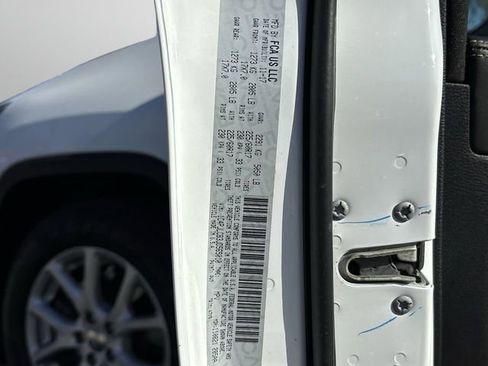 Used 2018 Jeep Cherokee Latitude w/ Safety Group image 33