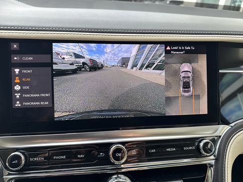 Used 2022 Bentley Flying Spur V8 image 24