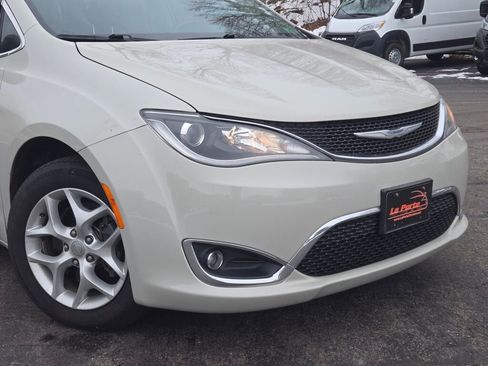 Used 2017 Chrysler Pacifica Touring-L w/ Tire & Wheel Group image 2