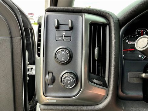 Used 2019 Chevrolet Silverado 2500 LT w/ LT Convenience Package AWD/4WD image 18