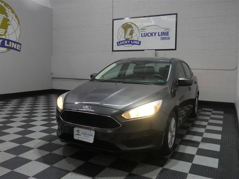 Used 2018 Ford Focus SE FWD image 4