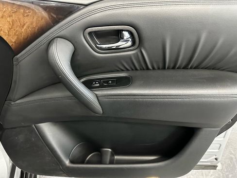 Used 2011 INFINITI QX56 4WD w/ Deluxe Touring Pkg image 17