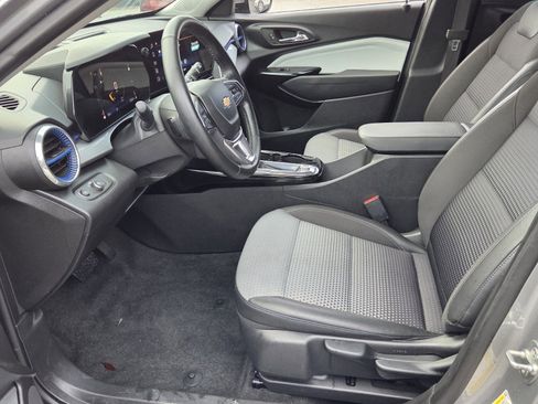 Certified 2025 Chevrolet Trax LT w/ LT Convenience Package FWD image 12