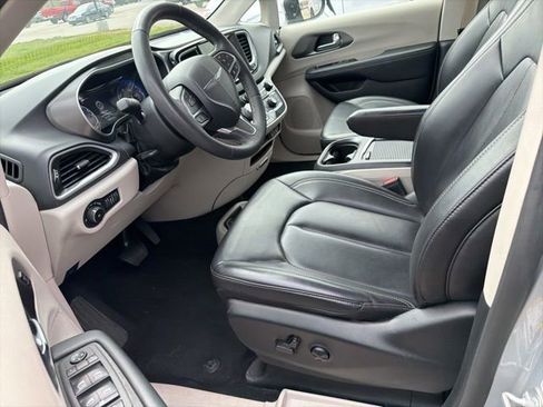 Used 2023 Chrysler Pacifica Touring-L FWD image 4