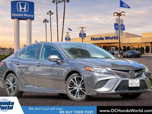 Used 2020 Toyota Camry SE FWD image 1