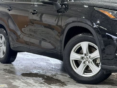 Used 2024 Toyota Highlander LE FWD image 11