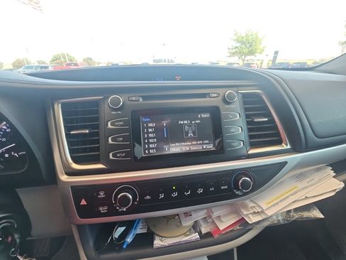 Used 2018 Toyota Highlander LE FWD image 8