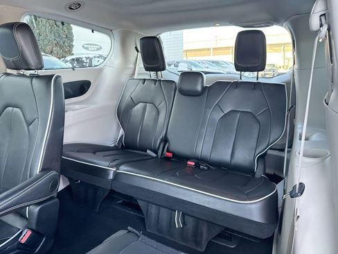 Used 2024 Chrysler Pacifica Limited image 35