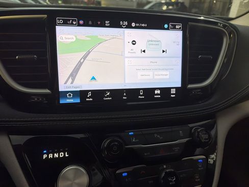 Used 2024 Chrysler Pacifica Select image 10