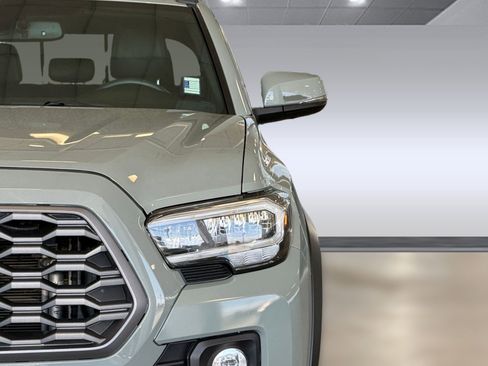 Used 2022 Toyota Tacoma TRD Off-Road w/ TRD Premium Off Road Package AWD/4WD image 11