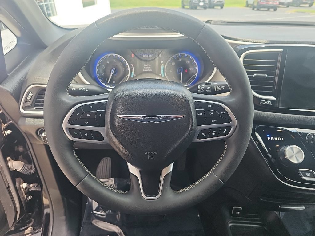 Used 2025 Chrysler Pacifica Select FWD image 15