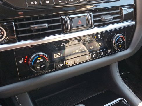 Used 2023 Nissan Pathfinder SL w/ SL Premium Package image 25