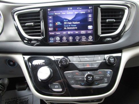 Used 2020 Chrysler Pacifica Touring-L Plus image 15