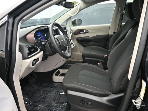 Used 2023 Chrysler Voyager LX FWD image 13