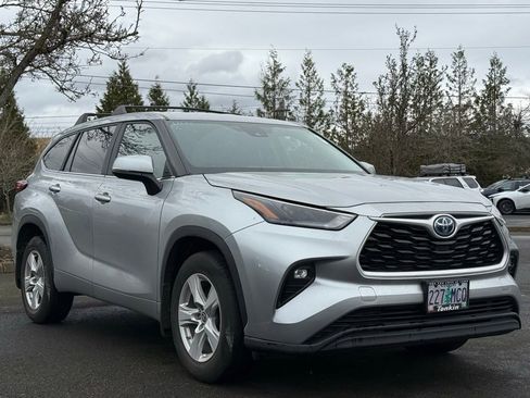 Used 2023 Toyota Highlander LE image 7