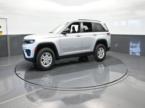 Used 2024 Jeep Grand Cherokee Laredo w/ Trailer Tow Package image 2