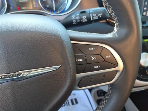 Used 2022 Chrysler Voyager LX image 14