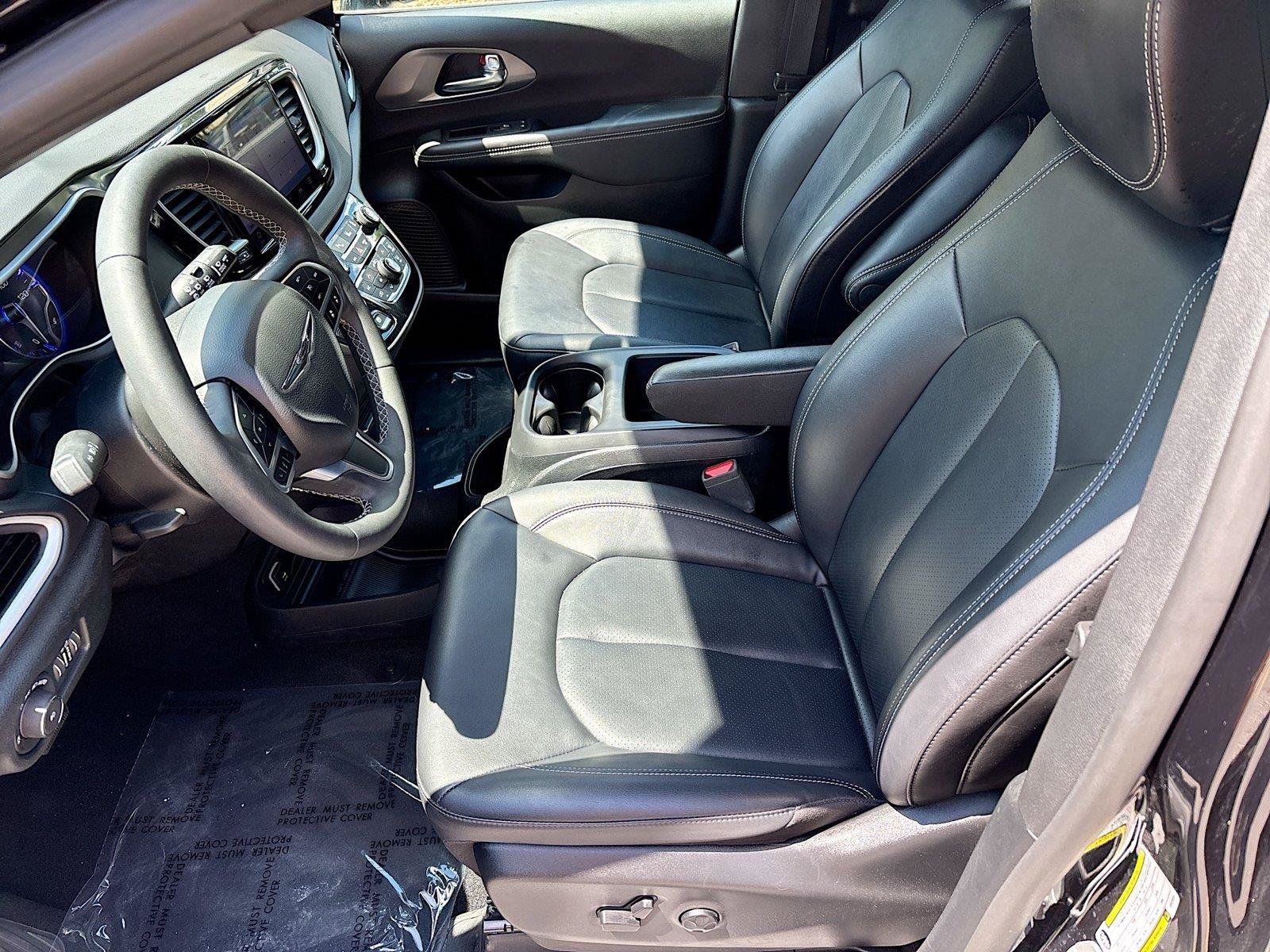 Used 2025 Chrysler Pacifica Select FWD image 21