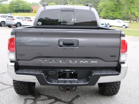 Used 2022 Toyota Tacoma TRD Off-Road AWD/4WD image 4