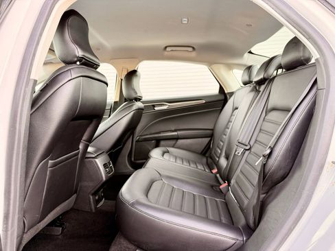 Used 2018 Ford Fusion SE w/ Equipment Group 602A FWD image 17