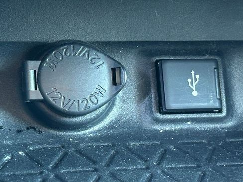 Used 2022 Toyota RAV4 XLE AWD/4WD image 17