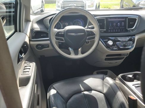 Used 2019 Chrysler Pacifica Limited w/ Tire & Wheel Group FWD image 11