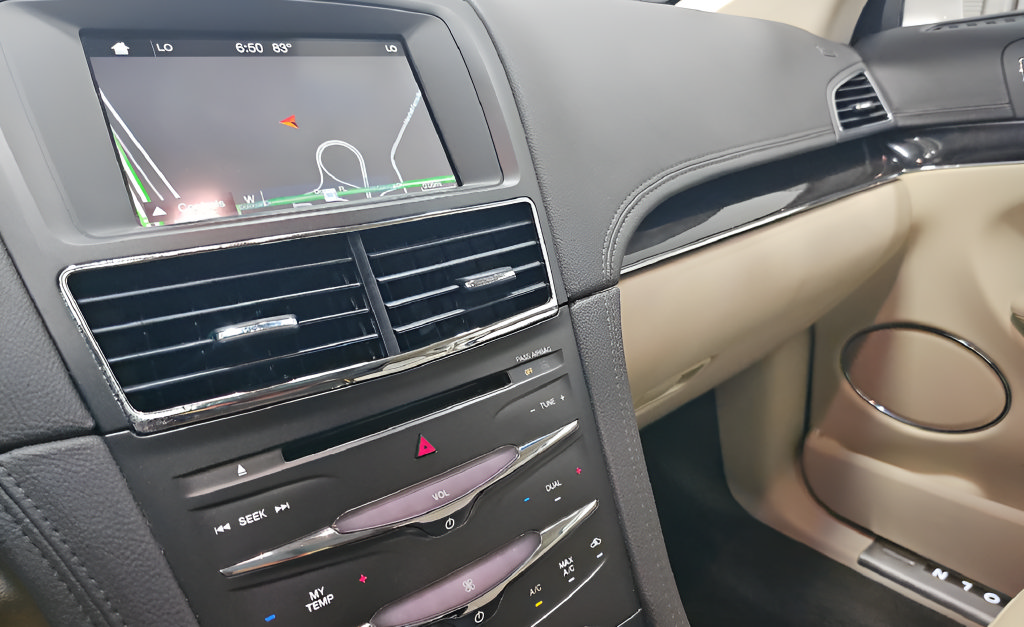Used 2018 Lincoln MKT AWD image 25