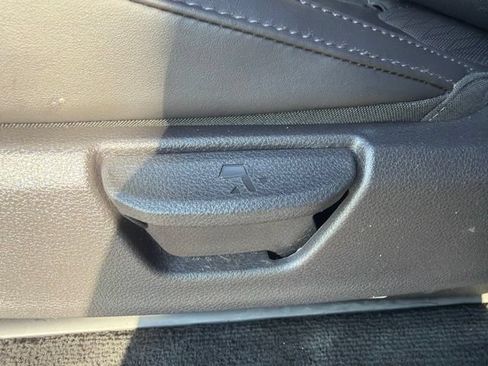 Used 2023 Kia Carnival LX FWD image 19