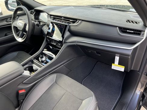 New 2025 Jeep Grand Cherokee Altitude image 9
