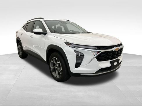 Used 2025 Chevrolet Trax LT w/ LT Convenience Package FWD image 8