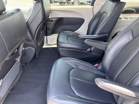 Used 2024 Chrysler Pacifica Limited FWD image 13
