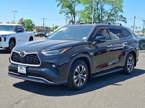 Used 2021 Toyota Highlander XLE AWD/4WD image 3