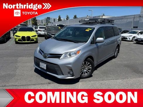 Used 2018 Toyota Sienna XLE w/ XLE Navigation Package FWD image 1
