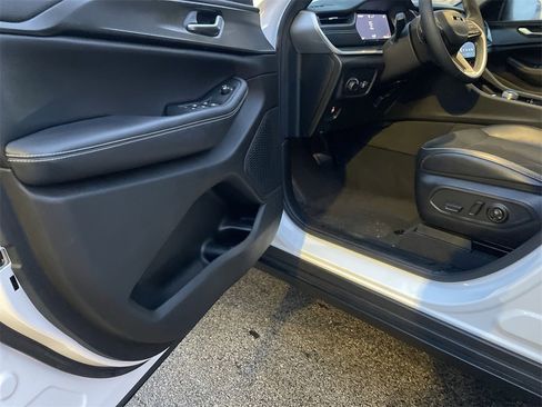 Used 2023 Jeep Grand Cherokee Altitude image 14