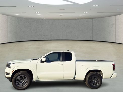 Used 2025 Nissan Frontier SV image 2