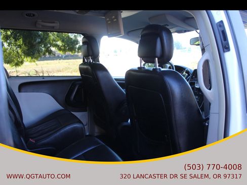 Used 2016 Chrysler Town & Country Touring w/ Driver Convenience Group FWD image 20