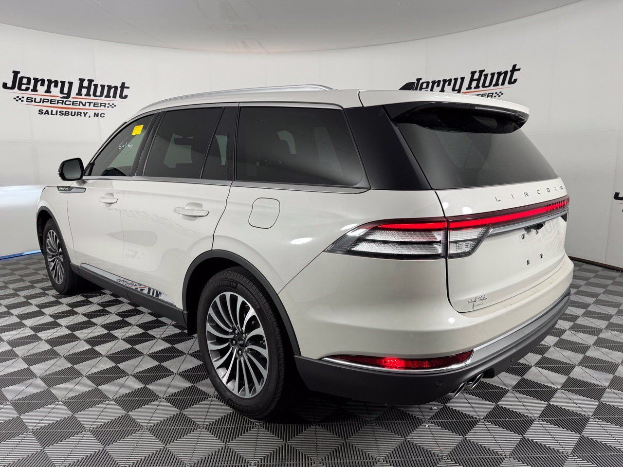 Used 2024 Lincoln Aviator Reserve w/ Elements Package Plus RWD image 9