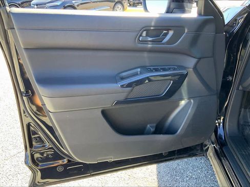 Used 2025 Nissan Pathfinder SV image 19