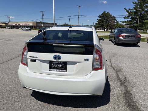 Used 2013 Toyota Prius Four w/ Deluxe Solar Roof Pkg FWD image 4