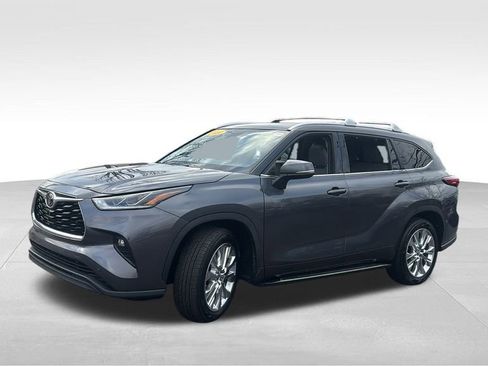 Used 2021 Toyota Highlander Limited image 3
