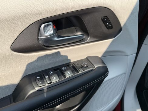 Used 2023 Chrysler Pacifica Touring-L FWD image 20