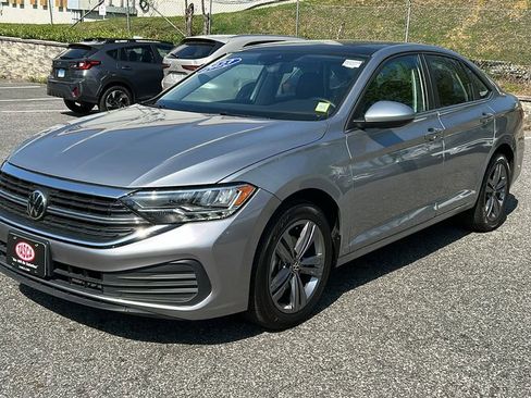 Used 2023 Volkswagen Jetta SE w/ Panoramic Sunroof Package FWD image 3