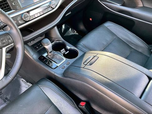 Used 2019 Toyota Highlander Limited image 17