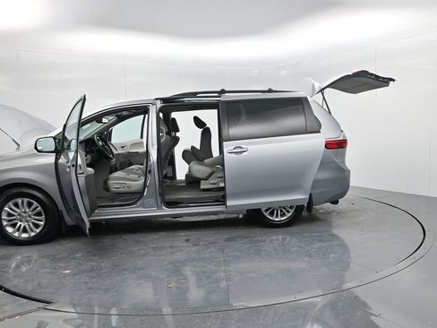 Used 2015 Toyota Sienna XLE image 66