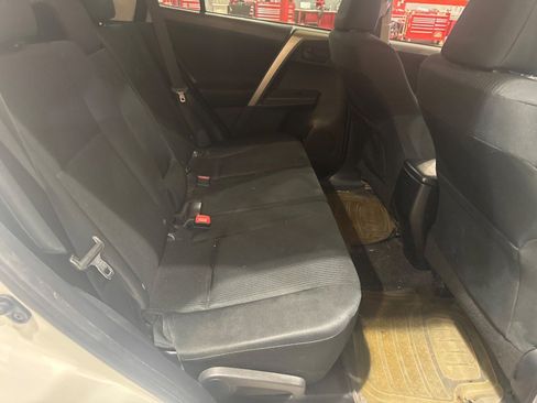 Used 2015 Toyota RAV4 LE FWD image 5